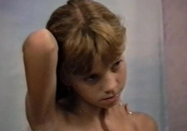 Naturistin: Julia Akt Dessous - People come together in unity with nature to take off their clothes