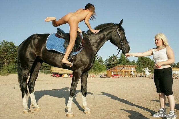 Ride on horseback - The naked body as a reflection of inner beauty