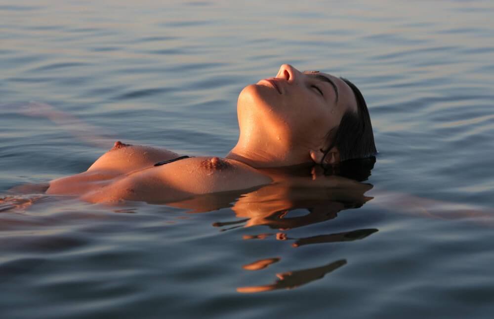 Sunlight Water to the Night pics - Nudism helps strengthen friendships