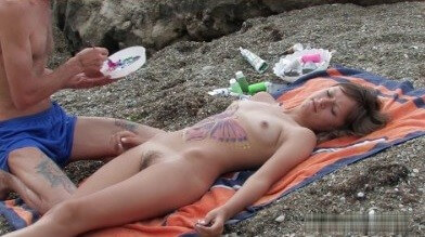 Naked body art on the beach Full HD video - Being yourself is part of nudism