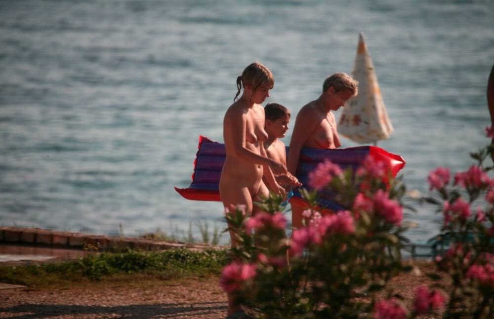 Dusk Til Dawn Showering phoros - The lifestyle of naturist advocates and their community