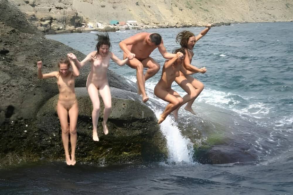 Mens and girls nudists on a beach - Leaving the house in a state of complete nudity