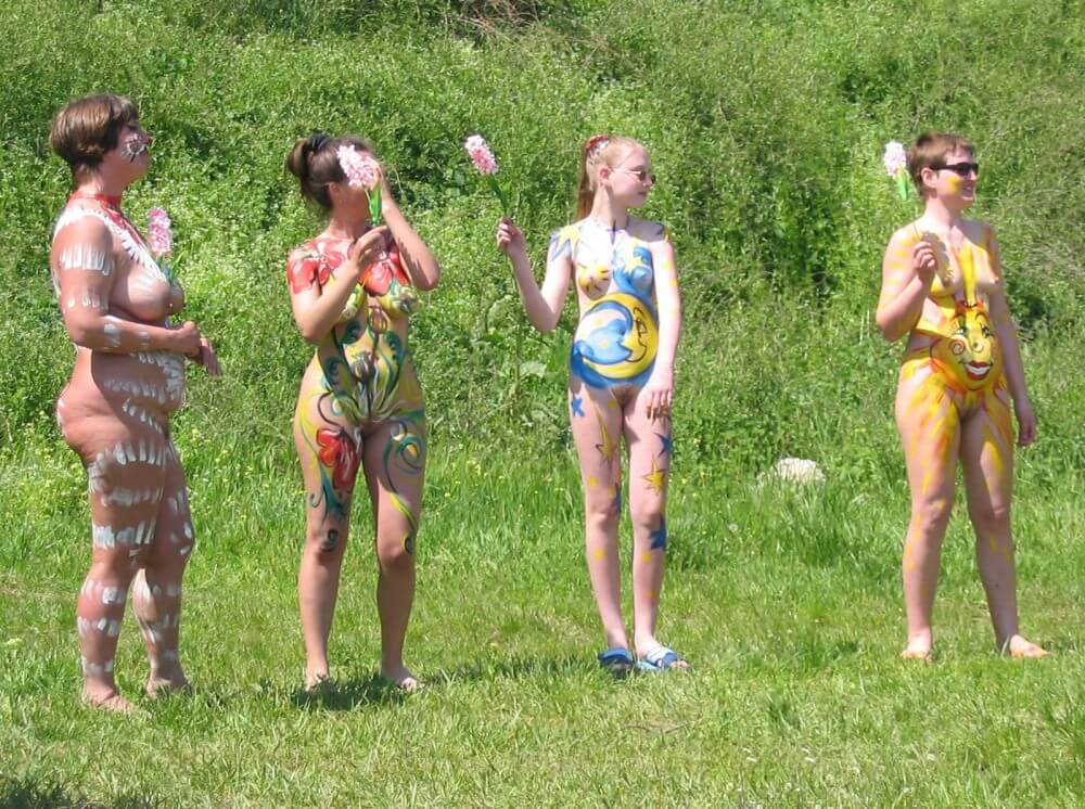 Family String-Apple Game Pics - Living in harmony with nature is a defining characteristic of the naturist and nudist community