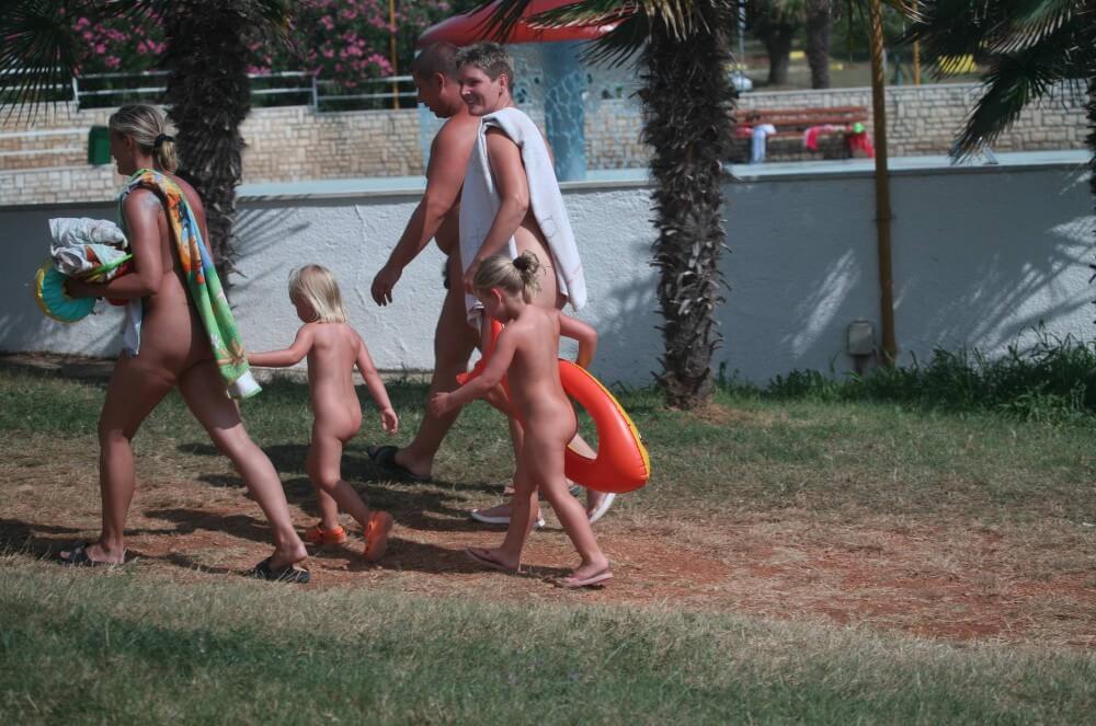 Naturist Family Movement pics - Nudity is a natural way to express respect for nature and oneself