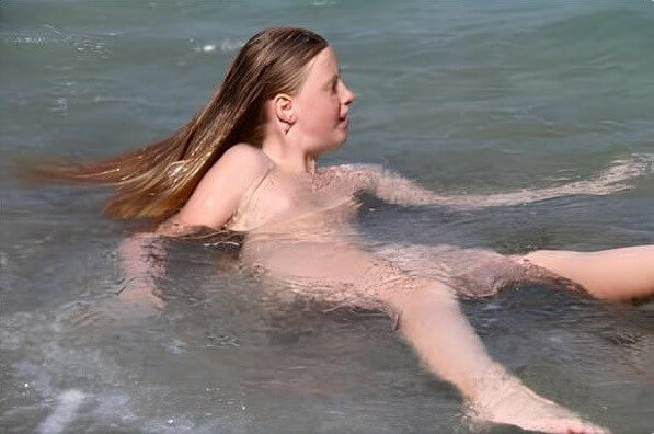 Turqoise Water Splash pics - Naturism is not a cult