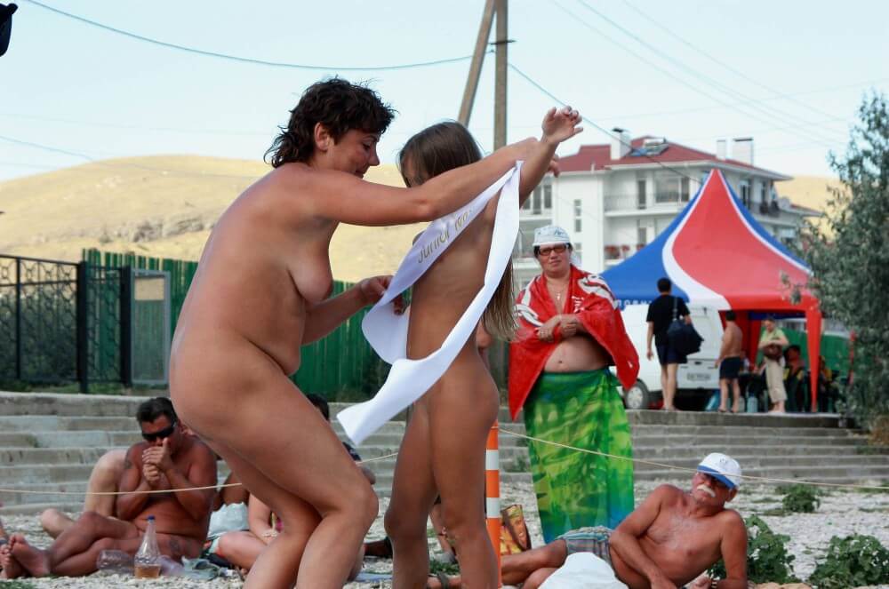 Presenting Mini Awards photos - Nudism helps people accept themselves