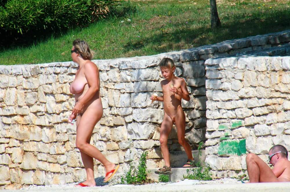 Ula FKK Wall-Side Families pics - The desire to connect with nature and be unclothed