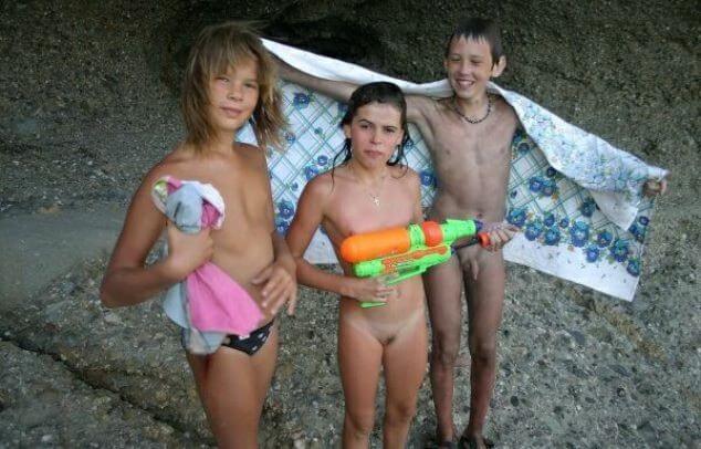 Naturism photo gallery # 33 - Nudity is only possible among people