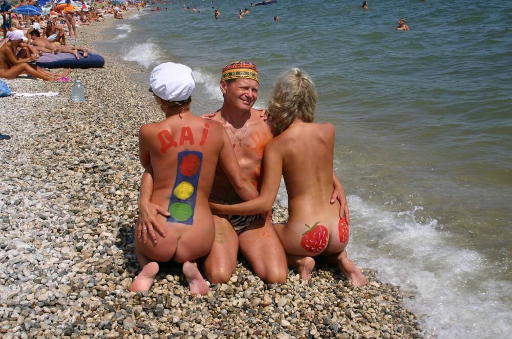 Bold Outdoor Nude Poses pics - Being oneself is the foundation of nudism