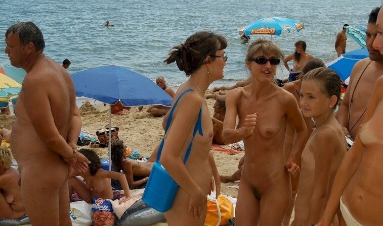 Documentary video naturism 1999 - Nudity helps you understand yourself and the people around you better