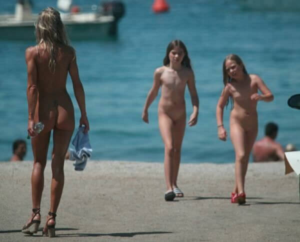 The nudism country photos - She appeared completely naked