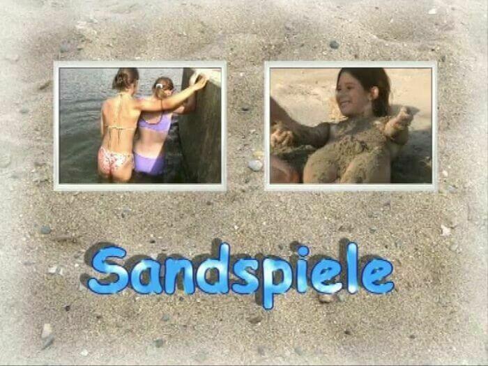 Naturistin: Sandspiele - Getting rid of clothes