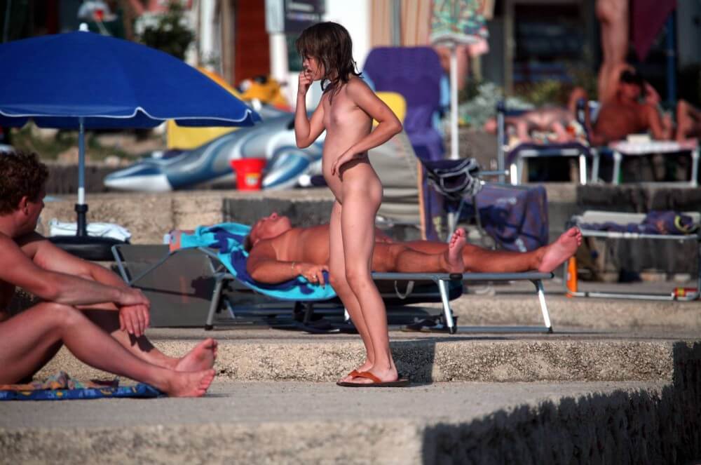 Girl Walk to Nudist Shower pics - The cult of nudity has not been forgotten