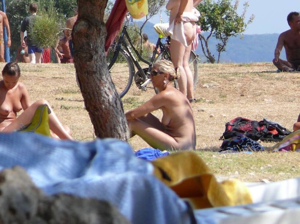 Ula FKK Shore Perspective pics - Nudists live together in nature and in groups