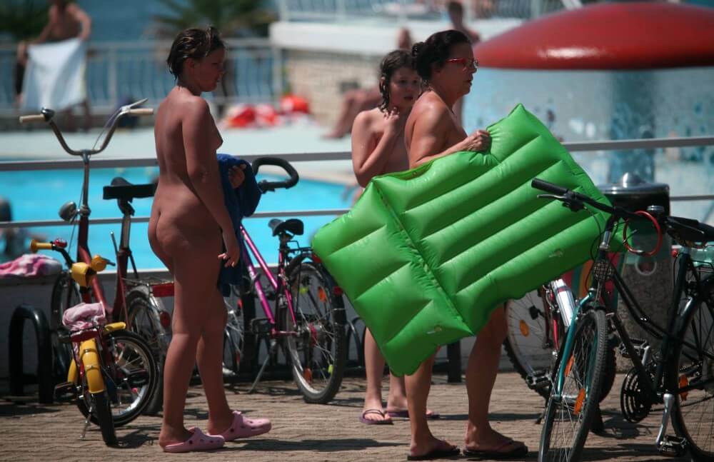 Outdoor Pool Sideliners pics - Nudism strengthens friendships and mutual respect among people