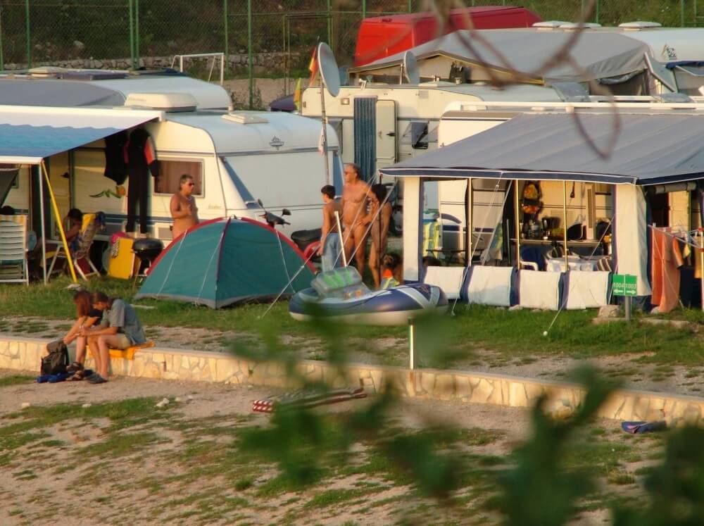 FKK Outdoor Shoreline pics - Nudism knows no boundaries