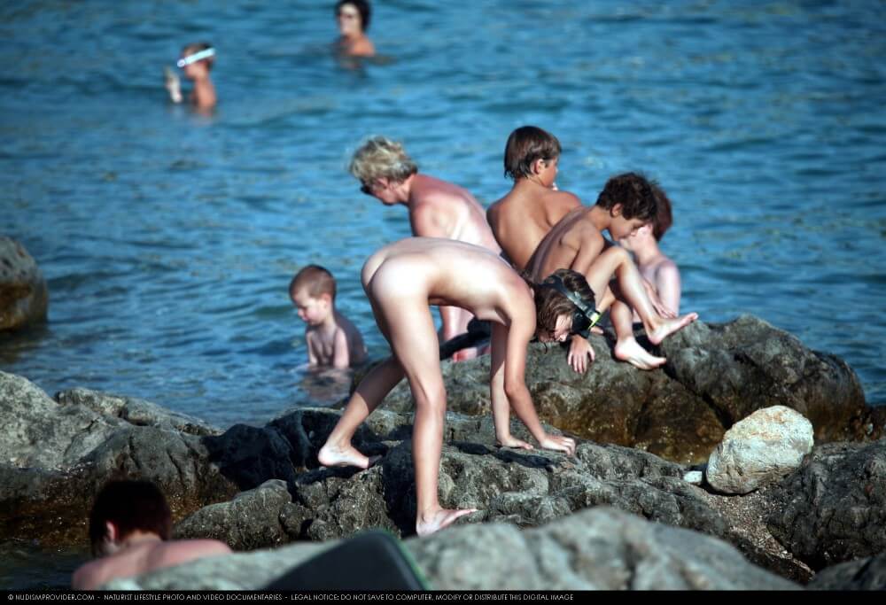 Summer day on the Black Sea photos - Nudism fosters trust and mutual understanding